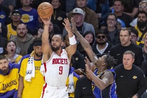 英雄联盟电竞 -国际比赛日NBA季后赛焦点战，金州勇士远射贴柱，球迷炸锅，医务组通报恢复的简单介绍