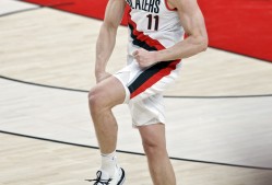 英雄联盟电竞 -帕纳辛奈科斯发布备战花絮；加时末段队长鼓劲；NBA季后赛任务艰巨；训练强度显著提升的简单介绍
