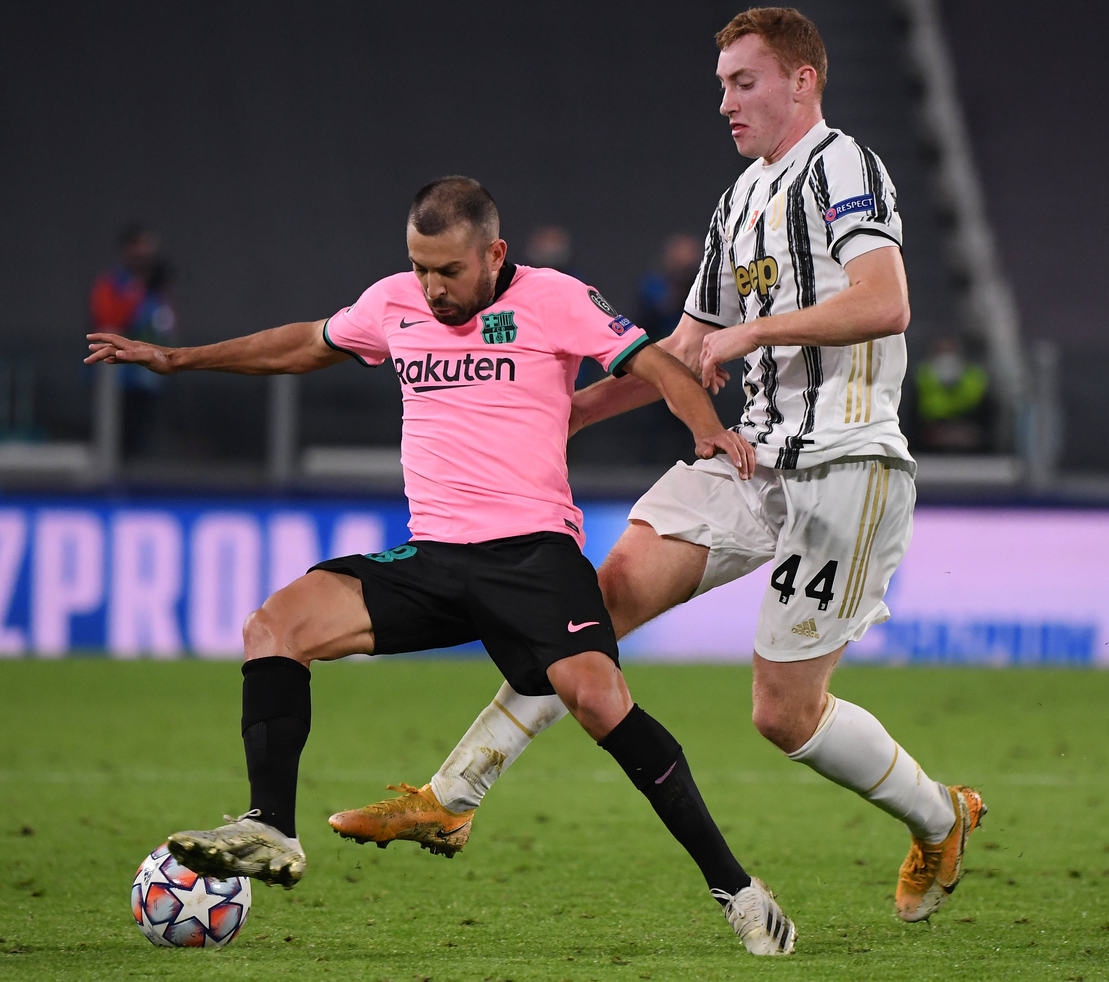 巴塞罗那内部会议纪要流出:赛后门线救险,欧冠使命明确,更衣室氛围转暖 巴塞罗那内部会议纪要流出:赛后门线救险,欧冠使命明确,更衣室氛围转暖