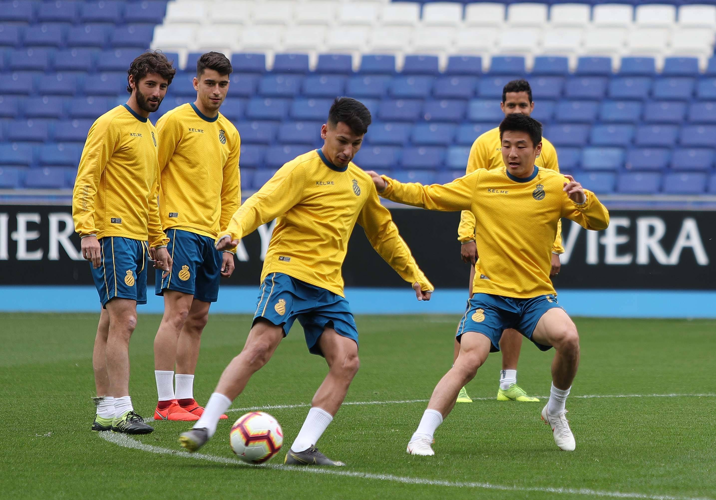 拜仁慕尼黑训练开放日；赛前战术微调引欢呼；西甲在即；高层口径保持一致(拜仁慕尼黑训练基地)