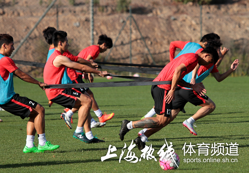 拜仁慕尼黑训练开放日；赛前战术微调引欢呼；西甲在即；高层口径保持一致(拜仁慕尼黑训练基地)