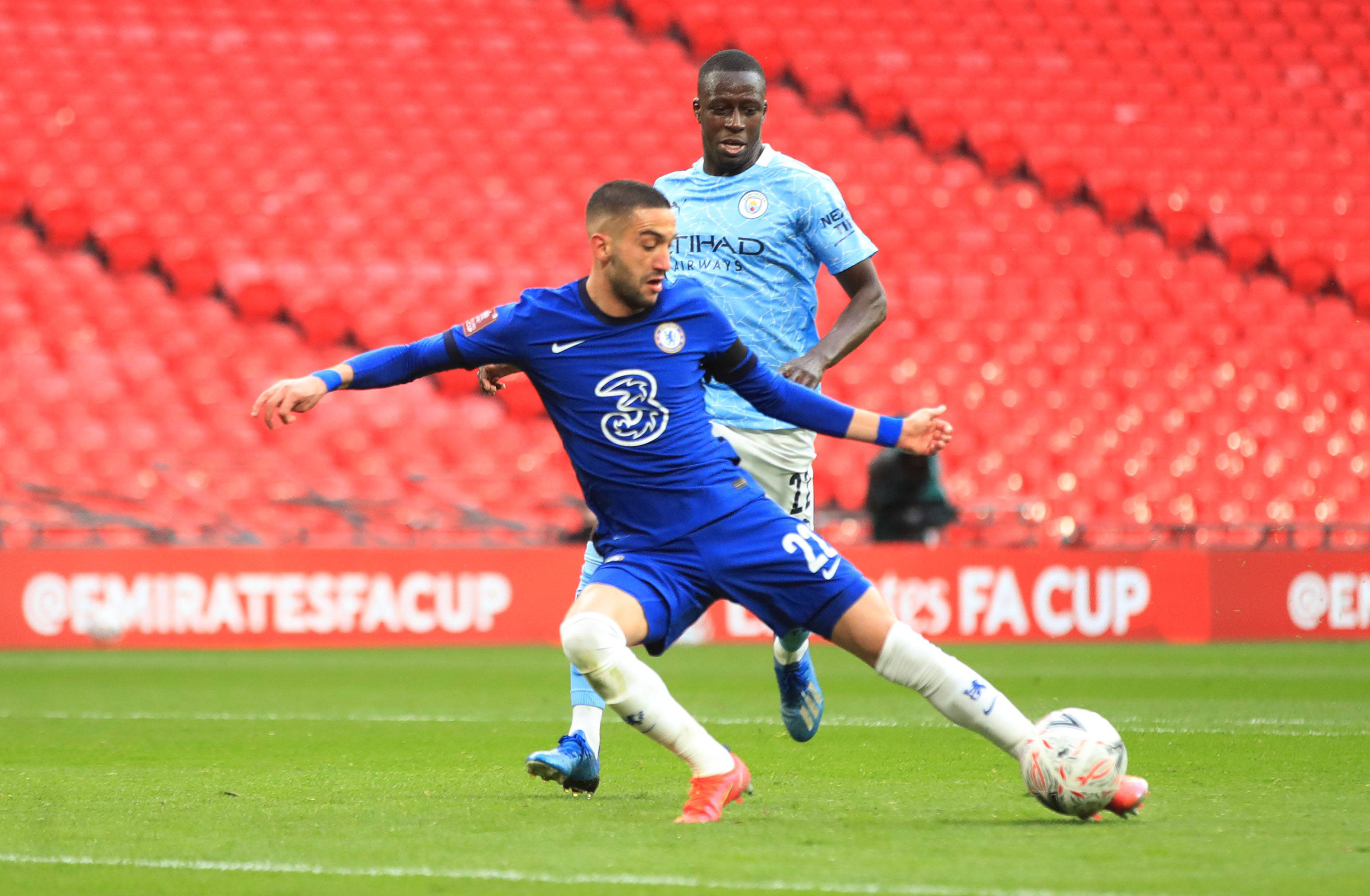 英超关键时刻走向成谜，拜仁慕尼黑完成体检，震撼外界，资深球员宣示担当 