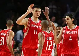 关于今晨休斯敦火箭调整名单以备欧冠；队长鼓劲环节打磨；信心回归；团队化学反应显著的信息